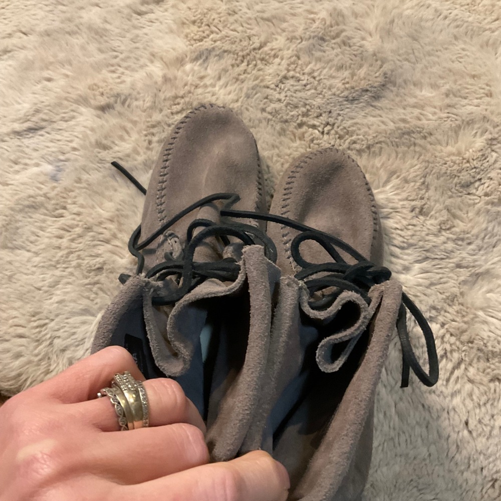 Minnetonka Tramper Ankle Lace Up Leather Moccasins Gray Size 7 Boot Fringe Comfy - Picture 7 of 7